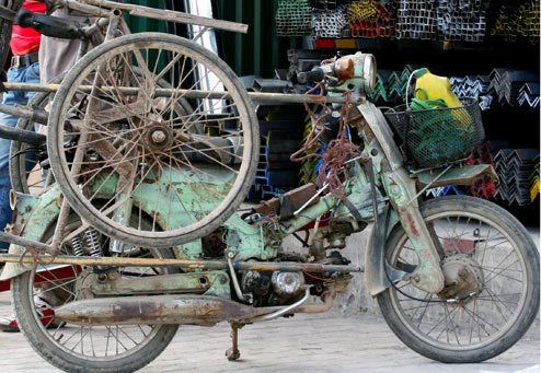Nhiều chiếc xe đã rách nát, chỉ còn trơ khung sắt, thậm chí có khung còn bị gãy gập nhưng vẫn được sử dụng làm phương tiện đi lại hoặc...