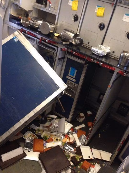 Quang cảnh trong khoang tiếp viên sau vụ "rơi tự do". Ảnh: Facebook T.Q.A