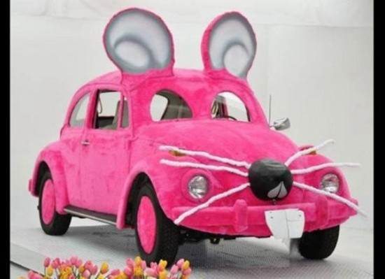 Tạo hình thỏ hồng dễ thương trên ô tô