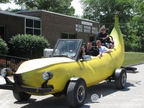 Đầu tiên, Steve mua một chiếc 1933 Ford F-150 và tháo bỏ phần thân vỏ. Sau đó, ông chế tạo khung hình quả chuối trên động cơ và hệ thống treo. Phủ bên ngoài khung là lưới thép mỏng và màu sơn vàng như những quả chuối chín.