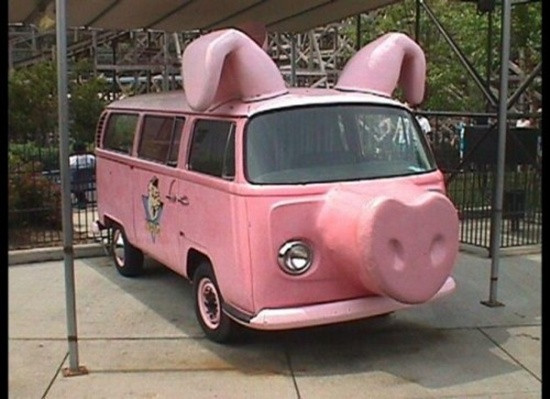 Chiếc xe ngộ nghĩnh với hình dáng giống một chú lợn màu hồng