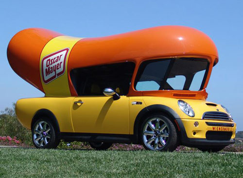 Riêng chiếc Wienermobile ngày nay đã được thiết kế lại rất nhiều lần biến nó trở thành chiếc xe xúc xích có chiều dài lên đến 8,2 m, chiều cao 3,4m. Hiện nay chỉ còn tồn tại 6 chiếc Wienermobile.