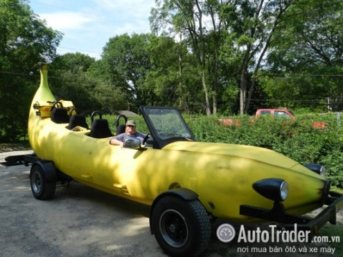Ông Steve Braithwaite, Mỹ đã dành thời gian chế tạo chiếc xe hot rod mang tên Big Banana Car. Đúng như tên gọi, chiếc xe độc đáo mang trên mình hình dáng giống một quả chuối.