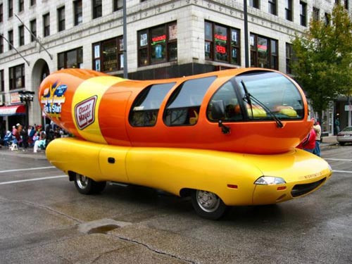 Wienermobile được sản xuất từ năm 1936, khoang hành khách của nó có hình dạng một chiếc hotdog (xúc xích) bóng mỡ khá độc đáo, có thể chở được khá nhiều người bên trong đó.