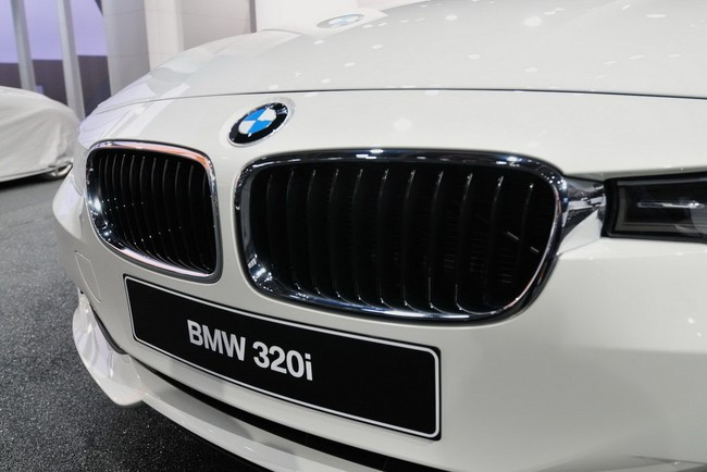 Chiếc BMW 320i trang bị hộp số tay 6 cấp có thể hoàn thành quãng đường 100 km trong thành phố với 10,7 lít xăng, và trên đường cao tốc tới 6,9 lít xăng. Con số tương ứng với bản số tự động là 10,2 lít/100 km và 7,1 lít/100 km.
