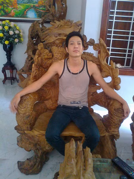 Khi nhắc tới giới đại gia Tuyên Quang không thể không phục thú chơi đồ gỗ tiền tỷ ở vùng đất có độ che phủ rừng lớn thứ 2 cả nước này. Ảnh: Chiếc ghế bằng gỗ ngọc am của một đại gia ở Tuyên Quang.