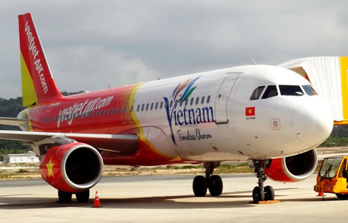 VietJetAir là hãng hàng không tư nhân đầu tiên của Việt Nam được thành lập vào năm 2007 từ 3 cổ đông chính là Tập đoàn T&C, Sovico Holdings và Ngân hàng TMCP Phát triển Nhà TP.HCM (HDBank). Hãng bắt đầu khai thác vào cuối năm 2011, chỉ sử dụng máy bay Airbus 320, do loại máy bay này có độ tin cậy cao, chi phí thấp và có khoang hành khách rộng nhất trong tất cả các loại máy bay có sức chứa 250 ghế.