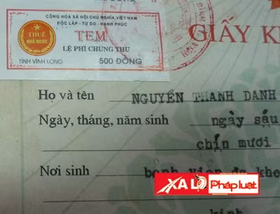 Một giấy khai sinh có họ "Nguyển".