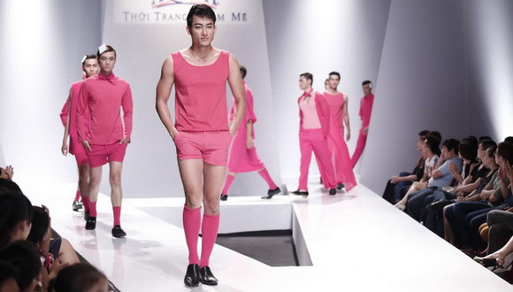 Hình ảnh mẫu nam mặc váy lên sân khấu trình diễn vừa bị dư luận chỉ trích nặng thời gian vừa qua.