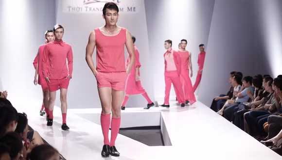 Hình ảnh mẫu nam mặc váy lên sân khấu trình diễn vừa bị dư luận chỉ trích nặng thời gian vừa qua.