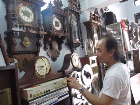 Cùng niềm đam mê sưu tập đồng hồ cổ, ông Trần Minh Tâm (50 tuổi, tại thị trấn Đồi Ngô, Lục Nam, Bắc Giang) được giới chơi đồng hồ cổ khắp vùng Bắc Giang, Hà Nội, Quảng Ninh, Bắc Ninh biết đến với biệt danh "vua đồng hồ cổ đất Bắc".