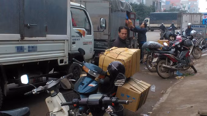 Khung cảnh mua bán ở đây diễn ra tấp nập cả ngày lẫn đêm với hàng trăm tấn hàng được vận chuyển đi mỗi ngày.