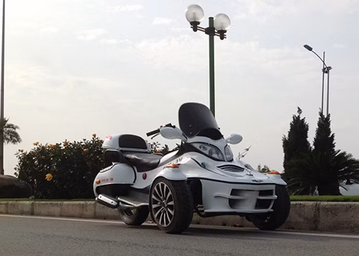 Chiếc Can-Am tự chế này có sơn màu trắng muốt với yên bọc da đen và đi kèm logo hình ngôi sao 3 bánh của nhãn hiệu Mercedes-Benz.