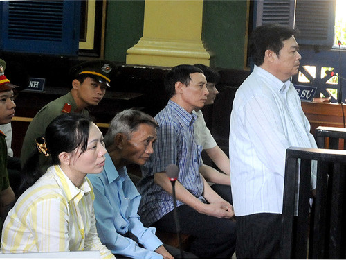 Một phiên tòa xét xử tội danh hối lộ tại TP.HCM
