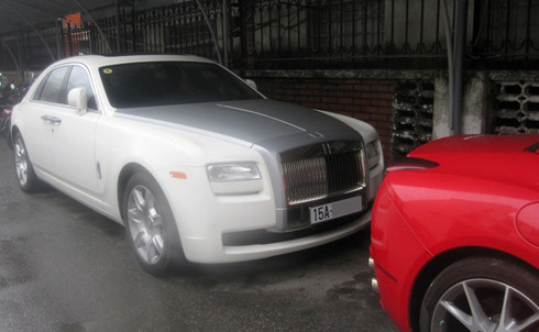 Rolls Royce Ghost có giá ước tính khoảng 10 tỷ đồng. Mẫu xe sử dụng động cơ 6,6 lít V12 có công suất 563 mã lực và mô-men xoắn 780 Nm tại vòng tua 1.500 vòng/phút cùng hộp số tự động 8 cấp. Ghost có thể tăng tốc từ 0 lên 100 km/h chỉ sau 4,8 giây.