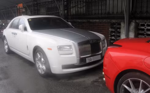 Rolls Royce Ghost có giá ước tính khoảng 10 tỷ đồng. Mẫu xe sử dụng động cơ 6,6 lít V12 có công suất 563 mã lực và mô-men xoắn 780 Nm tại vòng tua 1.500 vòng/phút cùng hộp số tự động 8 cấp. Ghost có thể tăng tốc từ 0 lên 100 km/h chỉ sau 4,8 giây.