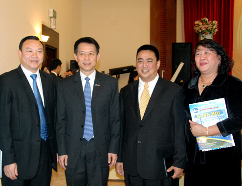 "Tỷ phú Ả Rập" Thureign Aung (thứ 2, từ phải sang)