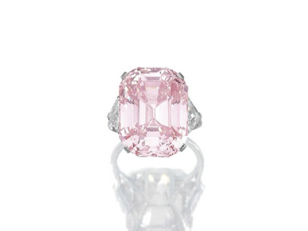 Chiếc nhẫn kim cương hồng cực kỳ quý hiếm với trọng lượng 24,78 carat có tên Fancy Intense Pink đã được bán với mức giá kỷ lục 46.2 triệu USD. Người đã chiến thắng trong phiên đấu giá là một đại gia kim cương ở London, ông Laurence Graff.