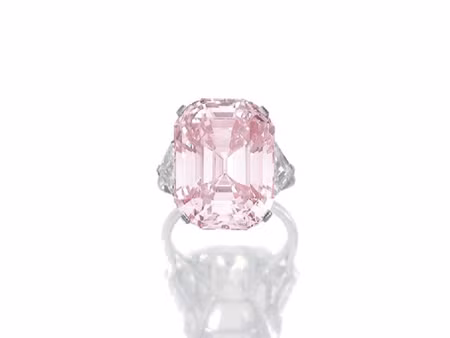 Chiếc nhẫn kim cương hồng cực kỳ quý hiếm với trọng lượng 24,78 carat có tên Fancy Intense Pink đã được bán với mức giá kỷ lục 46.2 triệu USD. Người đã chiến thắng trong phiên đấu giá là một đại gia kim cương ở London, ông Laurence Graff.
