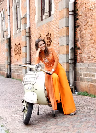 Anna cho biết, cha cô là phi công nghiệp dư nên cô có nhiều cơ hội làm quen với máy bay khi còn rất trẻ. Trong một lần cùng ông bay thử với tàu lượn, cô đã đam mê với bầu trời. Tuy nhiên, sau một thời gian dài theo học để lấy bằng thạc sĩ về giải trí và du lịch cũng như thử sức với vai trò làm tiếp viên hàng không, huấn luyện viên đua ngựa... cuối cùng cô quyết định gắn bó lâu dài với nghiệp bay.