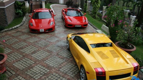 Chồng cô, doanh nhân Cường Đô la được biết đến là một tay chơi xe thứ thiệt. Hiện tại, anh đang sở hữu một bộ sưu tập toàn siêu xe với trị giá lên đến vài chục tỷ đồng. Có thể kể ra nhiều tên tuổi danh tiếng trong bộ sưu tập xe siêu "khủng" của Cường Đô la như: Lamborghini Gallardo SE, Lamborghini Gallardo, Ferrari 360 Spider, Ferrari F430, Ferrari F430 Spider...