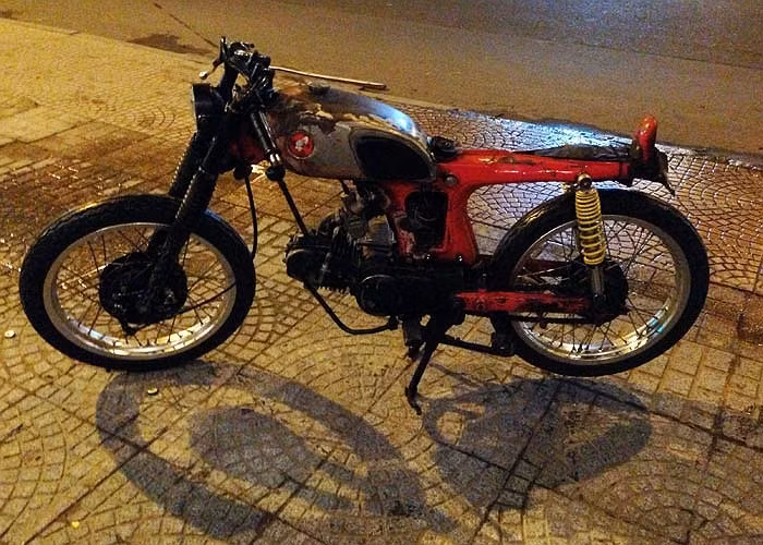 Chiếc xe sử dụng cần số được chủ nhân chế lại từ chiếc cần số của xe ô tô Volkwagen và hoạt động theo cơ chế ấn xuống để vào số và móc lại để về số. Chi phí làm chiếc xe này được chủ nhân của nó bật mí là ngang với giá một chiếc môtô phân khối lớn, tương đương với cả trăm triệu đồng.