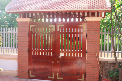 Đại gia Tỉnh ở Nam Định nổi tiếng với thú chơi đồ gỗ phong thủy mà không phải ai cũng theo được. Theo ước tính, tổng giá trị của những thứ đồ gỗ phong thủy trong nhà anh Tỉnh lên tới hàng tỷ đồng. Ảnh: Chiếc cổng đặc biệt của nhà anh Tỉnh làm bằng gỗ quý.