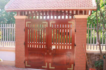 Đại gia Tỉnh ở Nam Định nổi tiếng với thú chơi đồ gỗ phong thủy mà không phải ai cũng theo được. Theo ước tính, tổng giá trị của những thứ đồ gỗ phong thủy trong nhà anh Tỉnh lên tới hàng tỷ đồng. Ảnh: Chiếc cổng đặc biệt của nhà anh Tỉnh làm bằng gỗ quý.