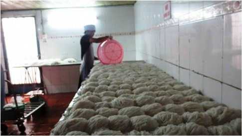 ...và định hình bằng phương pháp thủ công.