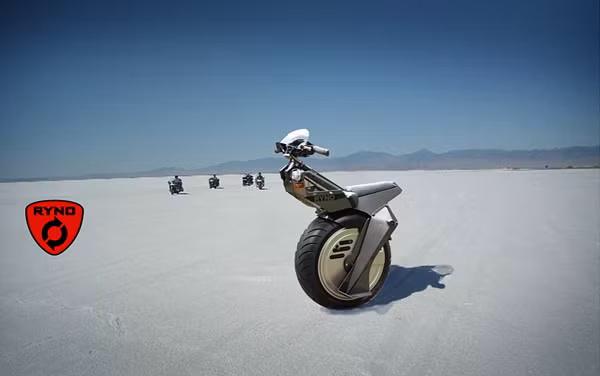 Mẫu xe scooter 1 bánh chạy điện đầu tiên trên thế giới của hãng RYNO Motors có thể chạy được liên tục trong khoảng 50km. Nó có trọng lượng khoảng 50kg và chịu được trọng tải khoảng 100kg. Xe cũng có hệ thống báo dung lượng pin. Khi pin xe hạ xuống mức 25%, hệ thống sẽ bật đèn cảnh báo màu vàng khi xuống tới mức 5% đèn sẽ chuyển đỏ.