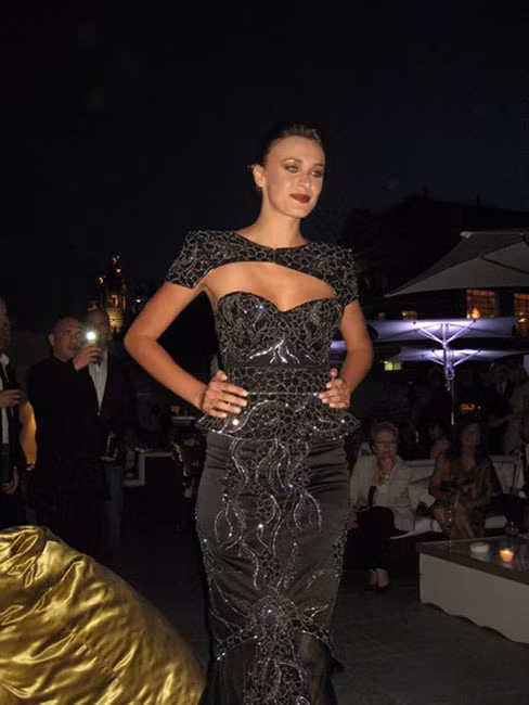 Chiếc váy này là sản phẩm của nhà thiết kế người Anh Debbie Wingham với hơn 50 viên kim cương đen 2 carat và có giá “cắt cổ” 3,5 triệu bảng Anh (tương đương 118,28 tỉ đồng).