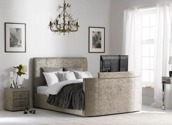 Giường ngủ thanh lịch Elite của Hollandia có giá hơn 35.000 USD (khoảng 700 triệu đồng). Chiếc giường này được trang bị một hệ thống massage mạnh mẽ với 12 chương trình massage khác nhau và có chế độ tự động tắt. Phần nệm làm bằng cao su thượng hạng. Toàn bộ chiếc giường được phủ vải sợi tổng hợp của Ý có tác dụng chống bụi bẩn.