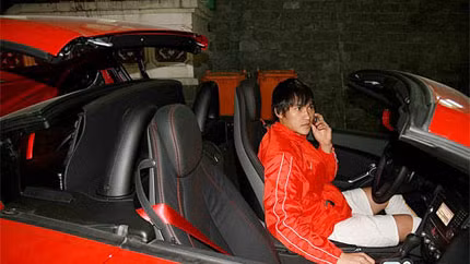 Mercedes SLK 200 là phiên bản xe hơi thể thao thiết kế theo phong cách xe đua F1. Ngoài ra, động cơ 1,8 lít I4 (4 xi-lanh xếp thẳng hàng), 163 mã lực, mô-men xoắn 240 Nm giúp SLK 200 trở thành mẫu xe thể thao hấp dẫn nhất Việt Nam hiện nay.