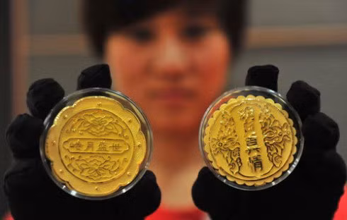 Trung thu năm 2011, một cửa hàng vàng tại Thẩm Dương, Liêu Ninh, Trung Quốc) sản xuất những chiếc bánh trung thu làm bằng vàng ròng.