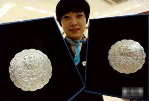 Những chiếc bánh trung thu bằng bạc cũng ra mắt, thu hút khách hàng "đại gia".