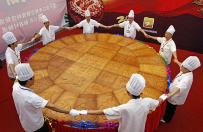 Chiếc bánh Trung Thu khổng lồ tại Hàng Châu, Chiết Giang, Trung Quốc năm 2009.