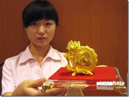 Bánh trung thu bằng vàng trị giá 2 tỷ VND ở cửa hàng đá quý thành phố Tế Nam thuộc tỉnh Sơn Đông (Trung Quốc)