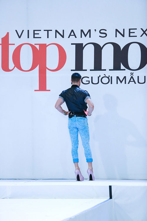 Anh gây ngạc nhiên lẫn thú vị cho toàn bộ thí sinh và những giám khảo còn lại khi quyết định xỏ giày gót cao 2 tấc "đong đưa" trên sàn catwalk.