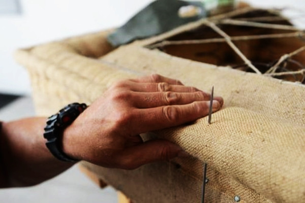 Những chiếc giường này được sản xuất bởi bàn tay của những nghệ nhân bậc thầy và có kinh nghiệm nhất nước Anh trong việc sản xuất đồ dùng cho Hoàng gia.