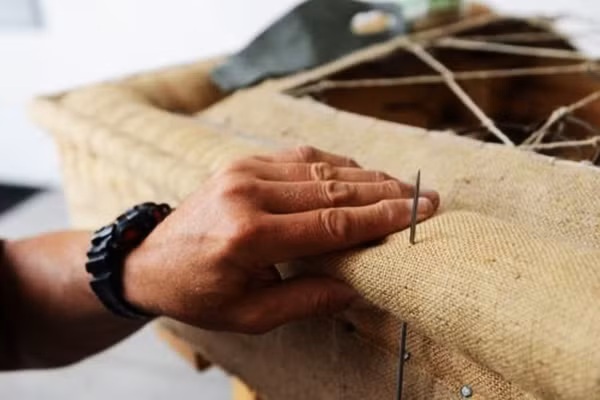 Những chiếc giường này được sản xuất bởi bàn tay của những nghệ nhân bậc thầy và có kinh nghiệm nhất nước Anh trong việc sản xuất đồ dùng cho Hoàng gia.