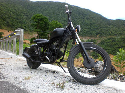 Sau khi có ý tưởng cho mẫu xe độ, anh Ngọc Thiện (ở Bình Định) đã đi tìm mua các loại vật liệu và động cơ của một chiếc Honda 67 để tiến hành chế tạo chiếc xe.