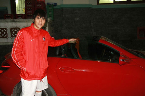 Chiếc xe sang được mua ở một showroom ở TP.HCM. Công Vinh đã nhờ một người bạn đặt mua trong thời gian anh đang thi đấu cho Leixoes ở Bồ Đào Nha. Giá sau thuế tại Việt Nam của Mercedes SLK 200 là 1,8 tỷ đồng.