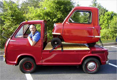 Trước đó, nhà sản xuất xe hơi duy nhất trên đảo nhỏ Isle of Man - Peel Engineering đã cho ra đời chiếc xe 3 bánh nhỏ nhất thế giới Peel P50, động cơ 2 thì dung tích 50cc. P50 được trang bị tay kéo phía sau, nhằm hỗ trợ quy trình đỗ xe và giúp chủ nhân dắt xe vào nhà để tránh trộm cắp.