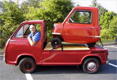 Trước đó, nhà sản xuất xe hơi duy nhất trên đảo nhỏ Isle of Man - Peel Engineering đã cho ra đời chiếc xe 3 bánh nhỏ nhất thế giới Peel P50, động cơ 2 thì dung tích 50cc. P50 được trang bị tay kéo phía sau, nhằm hỗ trợ quy trình đỗ xe và giúp chủ nhân dắt xe vào nhà để tránh trộm cắp.