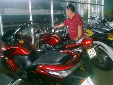 "Đại gia" Ngô Thanh Liêm ở thị trấn Cam Đức, huyện Cam Lâm (tỉnh Khánh Hòa) đang sở hữu bộ sưu tập cả trăm chiếc xe độc đáo "từ cổ chí kim" đáng giá đến chục tỷ. Giới chơi xe ngưỡng mộ đặt biệt danh "đại gia xe độc".