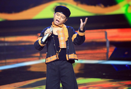 Quang Anh chính là điểm nhấn của live show 1 với Chiếc khăn Piêu.