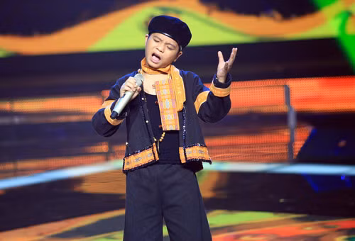 Quang Anh chính là điểm nhấn của live show 1 với Chiếc khăn Piêu.