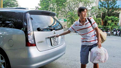 Tiền vệ điển trai nổi tiếng một thời Minh Phương bỏ ra gần 50.000 USD để sắm chiếc xe Mitsubishi Grandis. Minh Phương cho biết sau khi lấy xe, anh phải tốn thêm gần 200 triệu đồng nữa để "mông má" dàn đèn, bộ loa, dàn nhạc và tivi trên xe. Nhưng chiếc xe chỉ để chở người thân đi chơi xa, còn để đi đá bóng thì Minh Phương nhờ người quen đăng ký một chiếc BMW 325i.