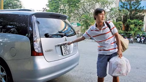 Tiền vệ điển trai nổi tiếng một thời Minh Phương bỏ ra gần 50.000 USD để sắm chiếc xe Mitsubishi Grandis. Minh Phương cho biết sau khi lấy xe, anh phải tốn thêm gần 200 triệu đồng nữa để "mông má" dàn đèn, bộ loa, dàn nhạc và tivi trên xe. Nhưng chiếc xe chỉ để chở người thân đi chơi xa, còn để đi đá bóng thì Minh Phương nhờ người quen đăng ký một chiếc BMW 325i.