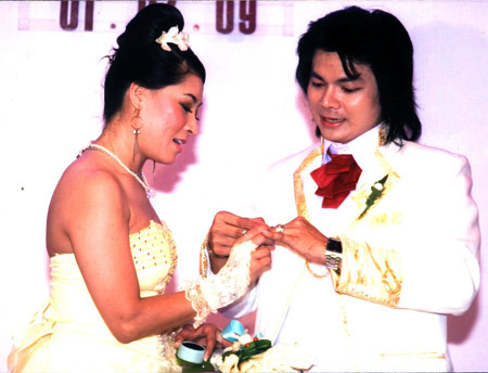 Trong giới cải lương, nghệ sĩ có nghệ danh H.K.L. từng bị một nữ Việt kiều tố chiếm đoạt 40.000 USD cũng xuất phát từ những rắc rối tình, tiền. Về phía nghệ sĩ H.K.L., anh thừa nhận từng nhận tiền của người phụ nữ này nhưng cho biết 2 người đã làm đám cưới và việc gửi tiền là để anh mua xe phục vụ cho việc đi biểu diễn đồng thời cũng để làm xe hoa trong ngày cưới. Vụ việc ồn ào hơn khi cô gái này quyết định kiện ra tòa và nghệ sĩ H.K.L. buộc phải trả lại tiền cho người phụ nữ Việt kiều Mỹ này.